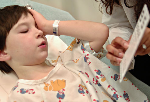 Để phòng tránh hiện tượng này, bác sĩ thường dùng thuốc nhỏ mắt kháng sinh, vệ sinh mắt bé ngay sau khi chào đời. Tuy nhiên, một số trường hợp, thuốc nhỏ mắt chứa kháng sinh có thể gây viêm màng kết cho bé.