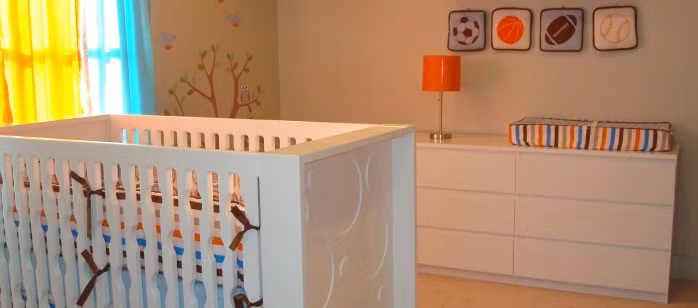 Chuẩn bị chỗ ngủ cho em bé. Em bé cần có một nơi an toàn để ngủ. Khi bạn vừa mới hồi phục sau sinh, bạn sẽ không muốn giặt giũ gì hết. Vì thế hãy chắc chắn chăn, gối, chỗ ngủ của em bé đã được giặt giũ sạch sẽ. Và cuối cùng, việc bạn cần làm chỉ là đặt em bé vào nữa thôi.