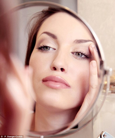 Nếu mũi bạn tẹt và to thì hãy thoa kem nền màu tối từ hai bên cánh mũi cho tới chóp mũi, sau đó thoa phấn trắng lên toàn bộ mũi. Khi trang điểm bạn nên nhấn mạnh để tạo sống mũi cao và dài, chân mày nên vẽ hình vòng cung để giúp mũi thanh thoát hơn.