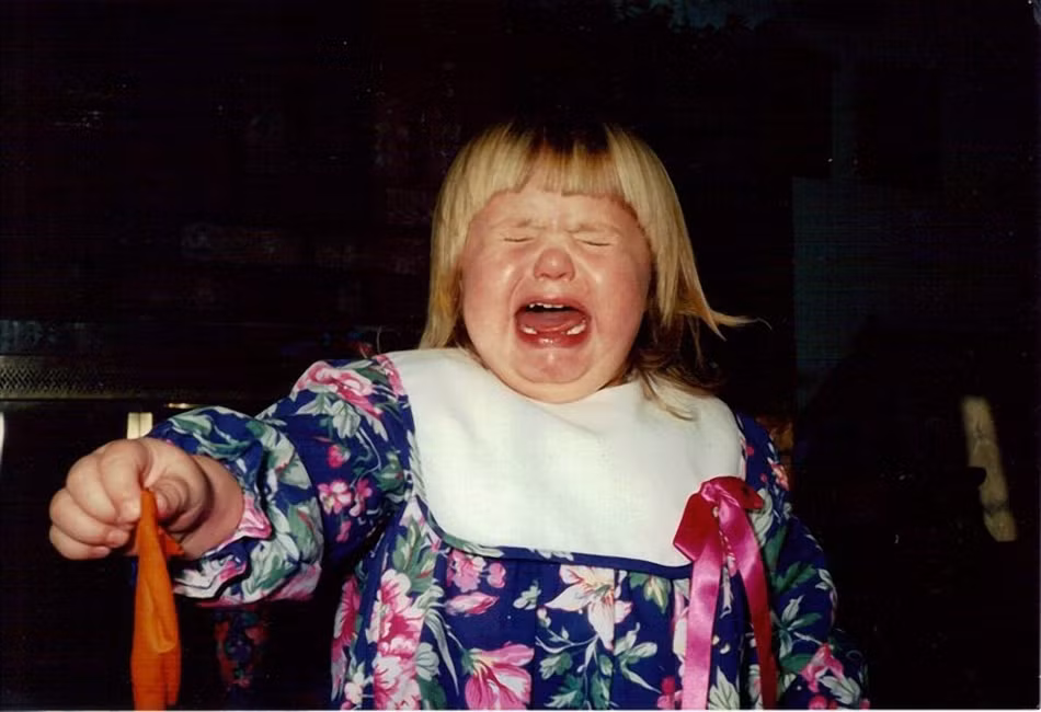 Những tình huống bất ngờ như quả bóng bay bé đang chơi đùa bỗng dưng nổ tung khiến bé giật mình sợ hãi và khóc nhè. Vì vậy, bố mẹ không nên cho bé chơi bóng bay bơm quá căng hay để quá lâu, tránh làm bé giật mình sợ hãi.