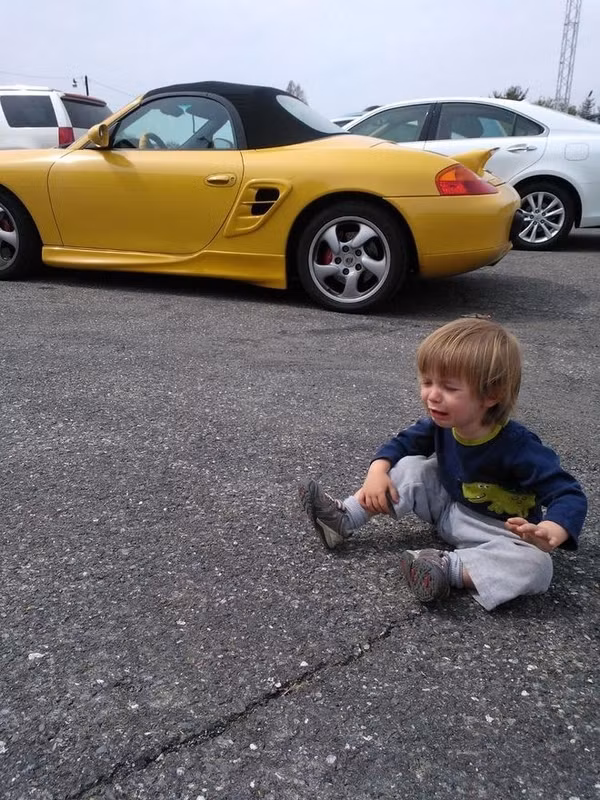 Bé bị đau: Khi bị va đập vào đâu đó do hiếu động, cũng là lý do khiến bé khóc. Nhiều khi bé giật mình nghe phải những âm thanh lạ, bé cũng có thể khóc.