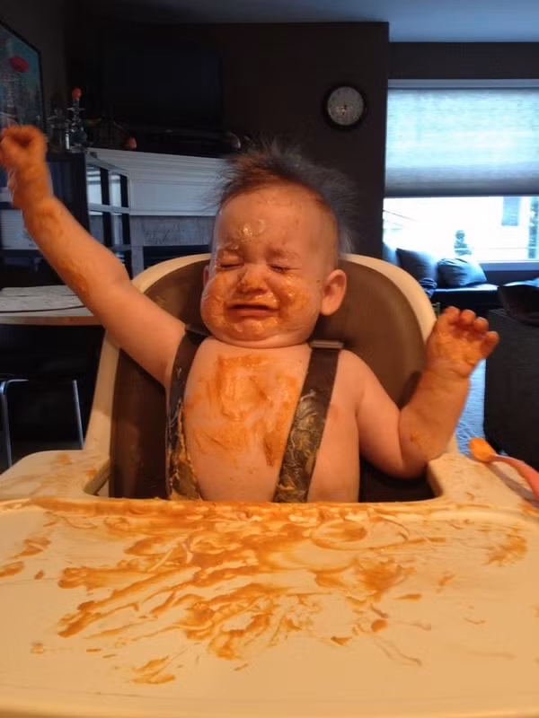 Mọc răng khiến cơ thể bé khó chịu, lười ăn, dẫn đến hệ quả bôi, ném thức ăn.