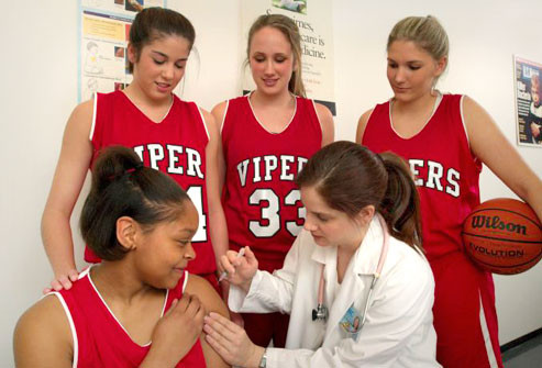 Tăng cường bảo vệ trẻ tuổi thanh thiếu niên. Tình trạng miễn nhiễm của cơ thể sẽ bị giảm dần theo thời gian. Vào thời điểm năm 1980 đã có một sự gia tăng đều số lượng các trường hợp bị ho gà trong số trẻ thanh thiếu niên, thuộc độ tuổi từ 11-18. Vắc xin DTaP là một loại vắc xin trợ lực, được chứng minh có tác dụng tốt cho nhóm tuổi này. Hãy bảo vệ trẻ bằng cách lên lịch tiêm chủng cho chúng vào thời điểm từ 11-12 tuổi.