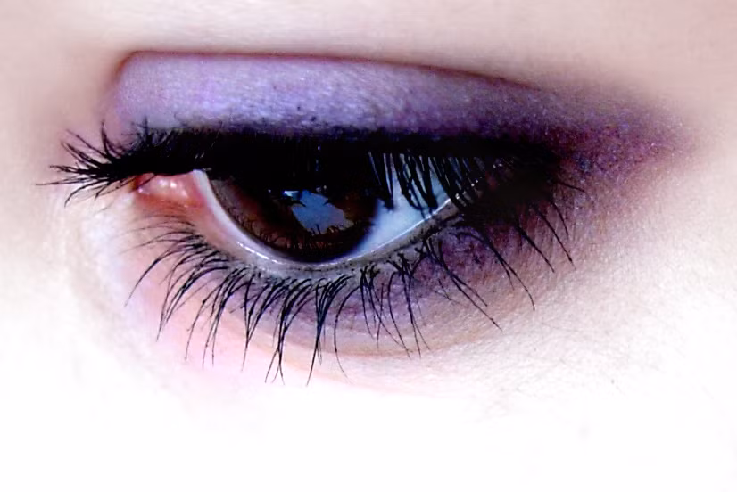 Tuy nhiên, việc phun, xăm viền mí mắt cũng rất dễ để lại biến chứng khó lường như nhiễm trùng mi mắt, phù nề, xuất huyết, giảm thị lực...