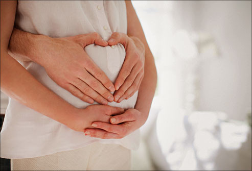 Vấn đề tình dục là bình thường. Quan hệ tình dục trong quá trình thai kỳ cũng an toàn, không có vấn đề gì. Bạn có thể phải thử một số điều mới lạ để thích nghi với vóc dáng mới của mình. Ngực và đầu vú có thể rất nhạy cảm. Hãy tâm sự với chồng những điều thích thú cho bạn. Khi bụng phát triển to lên, bạn có thể cần phải thử nhiều tư thế khác nhau. Hãy nói cho bác sĩ biết nếu vấn đề tình dục gây ra bất kỳ chứng chuột rút hoặc xuất huyết nào.