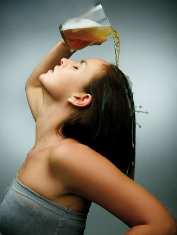 Mặt nạ bia và sữa tươi sẽ giúp mái tóc bạn ngày càng bóng khỏe: