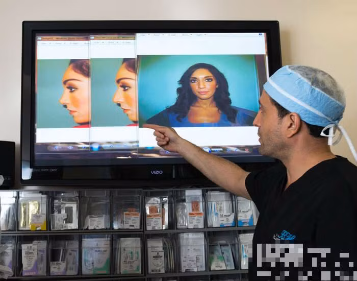 Bác sĩ đang nghiên cứu và xem xét cận cảnh khuôn mặt Farrah Abraham trên máy tính để xác định chỉnh sửa khuôn mặt sao cho phù hợp.