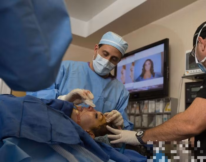 Khuôn mặt sưng vù, đau đớn khi các sĩ tiến hành xâm phạm dao kéo.