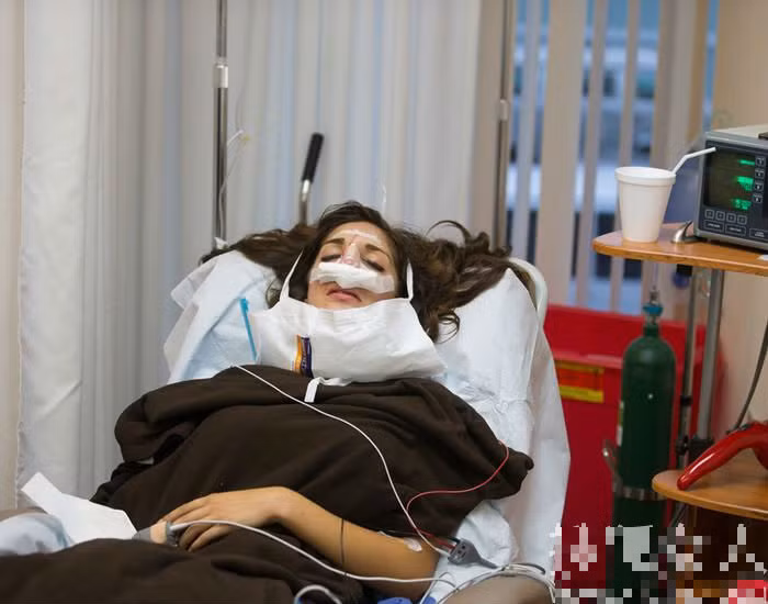 Sau khi phẫu thuật thẩm mỹ, cô phải mất một thời gian dài phục hồi và chịu đựng những đau đớn, đó cũng là cái giá phải trả cho sắc đẹp.