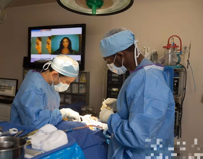 Cô nàng được gây mê trước khi các bác sĩ tiến hành dao kéo.