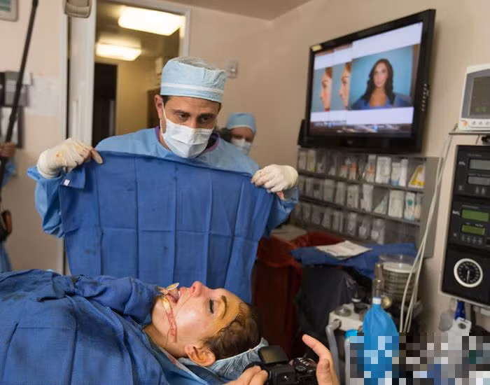 Cận cảnh những đau đớn mà cô nàng phải chịu đựng trong ca phẫu thuật cấy ghép cằm.