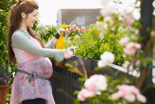 Thư giãn. Nghiên cứu cho thấy người mẹ bị căng thẳng nghiêm trọng trong khi mang thai dễ sinh con bị dị tật hơn. Stress cũng liên quan đến tăng nguy cơ sảy thai, sinh non và vô sinh. Có rất nhiều cách bạn giảm stress, chẳng hạn như tập thể dục và yoga thường xuyên.