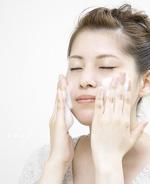 Rửa sạch mặt. Sát trùng diệt khuẩn bằng cồn EPS