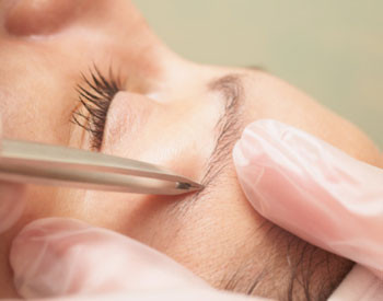 Sử dụng dụng cụ chuyên dùng để phun thêu chân mày giống như cây bút mực, có gắn cây kim đặc biệt, chuyên viên phun thêu chân mày vẽ tỉ mỉ từng sợi lông mày xuôi về cuối đuôi mắt.