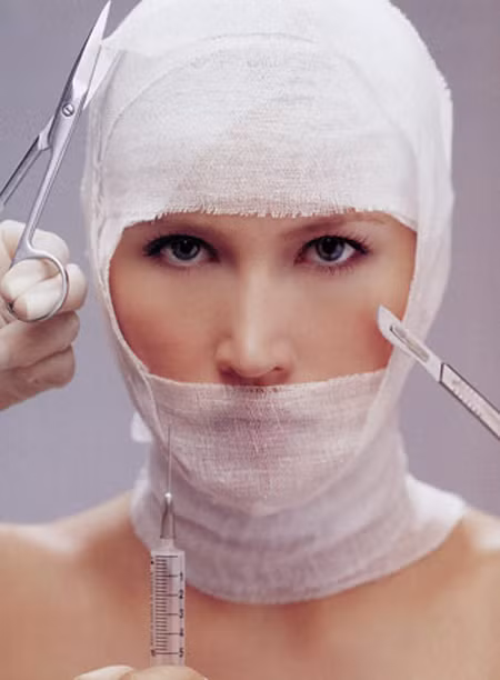 Rủi ro. Không một phẫu thuật nào là không có rủi ro. Phẫu thuật thẩm mỹ hầu hết đều đòi hỏi gây mê toàn bộ. Tuy nhiên, có khả năng là bạn sẽ không đạt được kết quả mong muốn sau khi hoàn thành hoặc xảy ra sai sót trong khi tiến hành phẫu thuật. Vậy liệu có đáng phải “đánh cược” nhan sắc, thậm chí cả tính mạng cho một việc không thực sự cần thiết?