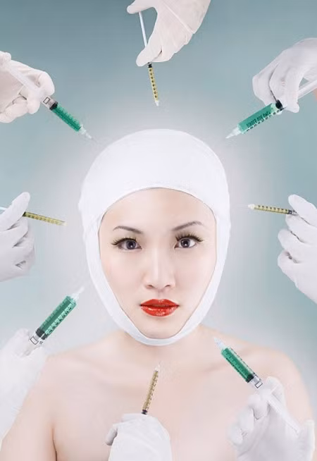 Thiếu bản sắc. Như trên đã đề cập, khuôn mặt của những phụ nữ đã trải qua phẫu thuật thẩm mỹ trông giống như được “đúc từ một khuôn”. Đáng tiếc là rất nhiều phụ nữ cảm thấy cần phải nhìn xinh đẹp như búp bê và xóa đi tất cả những đường nét nhận dạng riêng của họ.