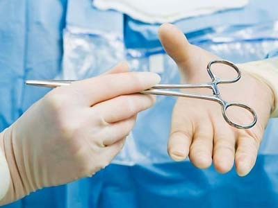 Nhiều bác sĩ “dỏm”. Không ít người đã bỏ mạng hoặc thương tật suốt đời vì chọn nhầm bác sĩ phẫu thuật “dỏm”. Điều này cho chúng ta bài học: chọn bác sĩ phẫu thuật không đủ tiêu chuẩn có thể là con dao hai lưỡi. Thực tế, nhiều bác sĩ không đủ trình độ vẫn mở phòng mạch và tiếp nhận bệnh nhân. Điều đáng buồn là ngay cả những bác sĩ phẫu thuật được cấp giấy chứng nhận cũng có thể phẫu thuật không thành thạo, vẫn không đủ trình độ để làm các ca phẫu thuật phức tạp.