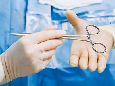 Nhiều bác sĩ “dỏm”. Không ít người đã bỏ mạng hoặc thương tật suốt đời vì chọn nhầm bác sĩ phẫu thuật “dỏm”. Điều này cho chúng ta bài học: chọn bác sĩ phẫu thuật không đủ tiêu chuẩn có thể là con dao hai lưỡi. Thực tế, nhiều bác sĩ không đủ trình độ vẫn mở phòng mạch và tiếp nhận bệnh nhân. Điều đáng buồn là ngay cả những bác sĩ phẫu thuật được cấp giấy chứng nhận cũng có thể phẫu thuật không thành thạo, vẫn không đủ trình độ để làm các ca phẫu thuật phức tạp.