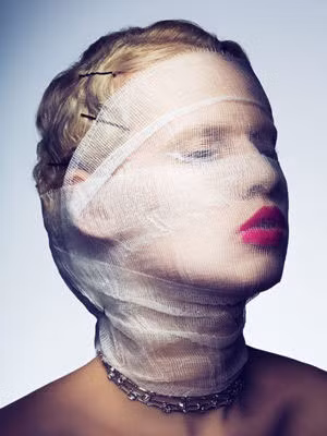 Không thay đổi được bản chất. Thông thường, người ta muốn chỉnh sửa khuôn mặt bởi nghĩ rằng, khi đạt đến một vẻ đẹp lý tưởng, họ sẽ lấy làm hạnh phúc. Tất nhiên, những chỉnh sửa này chẳng thay đổi được gì. Bất hạnh đến từ bên trong mỗi người và thay đổi bên ngoài không làm thay đổi cách cảm nhận của bạn. Vì vậy, phẫu thuật không đạt được mục đích ban đầu bạn muốn. Những nét đẹp đến từ bên trong mới chính là thứ "giữ chân" người khác ở bên bạn, chứ không phải sắc đẹp bề ngoài.