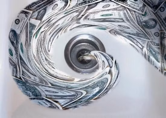 Tốn kém. Dù rằng chi phí phẫu thuật mỹ khuôn mặt hiện nay đã “mềm” hơn nhưng tối thiểu nó vẫn tiêu tốn một vài ngàn USD. Vậy nên, trước khi có ý định làm đẹp bằng thẩm mỹ, hãy nghĩ rằng bạn có thể làm gì khác có ích hơn với số tiền đó! Nếu cứ mải mê với nó, bạn có thể sẽ phải chi một khoản không hề nhỏ.