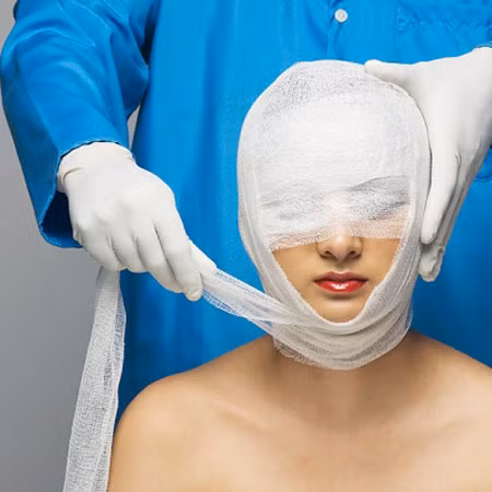 Dễ bị phát hiện. Dấu vết của việc phẫu thuật thẩm mỹ trên khuôn mặt của bạn rất dễ nhận biết. Và nếu kết quả không như mong muốn, nó sẽ khó có thể bỏ qua vì bạn sẽ thấy mỗi khi nhìn vào gương. Nếu điều tồi tệ nhất sẽ xảy ra và quá trình làm thủ thuật không chính xác, bạn sẽ luôn có một đặc điểm nhắc nhở về những gì đã xảy ra mà có thể ảnh hưởng đến lòng tự trọng của bạn nhiều hơn so với khi bạn nhận ra “lỗi” cần sửa.