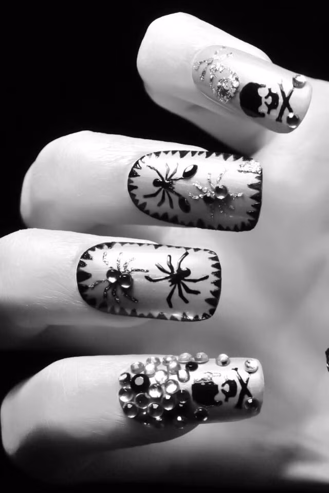 Biểu tượng chết chóc, nhện đen và những viên đá màu trắng đen tạo nên bộ nail cực chất.