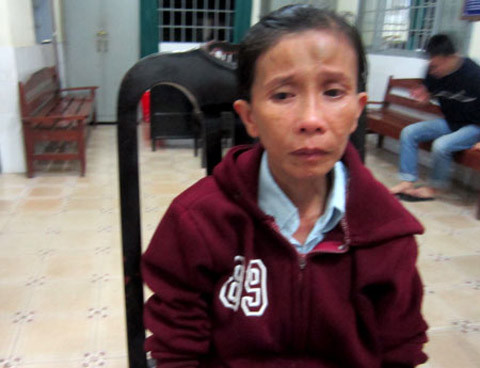 Chị Hồng tường thuật lại việc bị đánh trên xe buýt với cơ quan công an