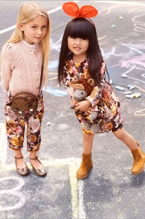 Thời trang điệu đà cho bé gái khá đa dạng vể kiểu dáng, chất liệu từ váy đến quần áo bộ hay áo khoác.