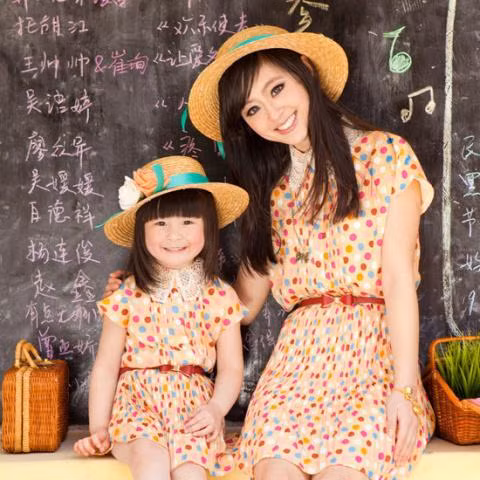 Váy liền chấm bi điệu đà, nữ tính quả là sự lựa chọn tuyệt vời cho ngày cuối tuần đẹp trời.