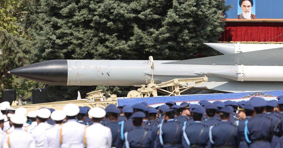 Cuối cùng, việc Iran sở hữu vũ khí hạt nhân sẽ gây ra một cuộc chạy đua vũ trang mới, khi Saudi Arabia, Thổ Nhĩ Kỳ và Ai Cập đã cảnh báo họ sẽ phát triển các chương trình của riêng mình để đáp lại khả năng răn đe từ Iran. Theo Reporter.