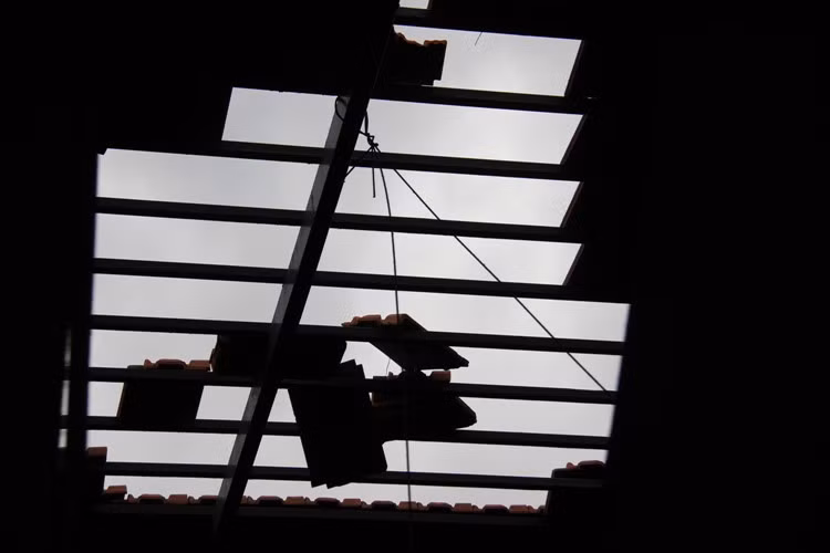 Ghi nhận của gia đình bà Du thì hàng chục miếng ngói rơi xuống căn phòng trong nhà làm thủng trần...