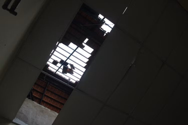 Theo ông Nguyễn Toàn Thắng, đại diện Cảng vụ Hàng không Miền nam, căn nhà có đỉnh cao 10m (nhà bên cạnh cao 15m). Mái ngói căn nhà có 2 lỗ thủng rộng 2m2 và 1,5m2 nhưng chưa xác định được rõ nguyên nhân