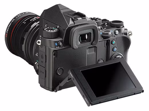 KP cũng có nhiều tùy biến và chức năng như các chế độ Sensitivity và Shutter &amp; Aperture Priority, tính năng theo dõi ngôi sao cùng khả năng điều khiển flash tích hợp không dây. Nó cũng được thêm vào các tùy chọn như Motion và Depth-of-Field.