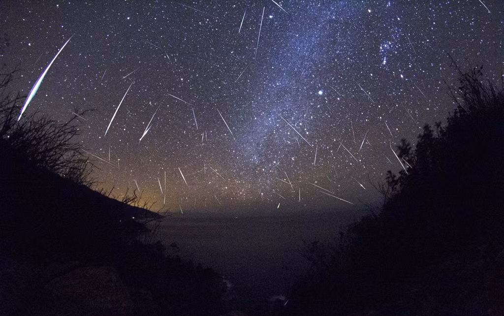  Mưa sao băng Geminids (ngày 13 - 14/12): Được coi là cơn mưa sao băng đẹp nhất trong năm, mưa sao băng Geminids có thể tạo ra 120 vệt sao băng đầy màu sắc mỗi giờ khi đạt đỉnh điểm. Các vệt sao này được tạo thành từ tiểu hành tinh 3200 Phaethon, được phát hiện vào năm 1982. Trăng lưỡi liềm sẽ không ảnh hưởng gì đến mưa sao băng Geminids trong năm nay. Bầu trời vẫn sẽ đủ tối cho màn trình diễn tuyệt đẹp này. Sao băng sẽ tỏa ra từ chòm sao Song Tử và cũng có thể xuất hiện từ bất cứ vị trí nào trên bầu trời. Ảnh: Kenneth Brandon.