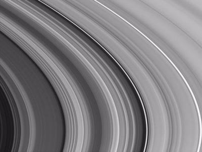 Tháng 9/2017, Cassini sẽ thực hiện công việc cuối cùng là lao xuống bầu khí quyển của Sao Thổ nhằm gửi những dữ liệu quan trọng tới các nhà khoa học của NASA trước khi bị nuốt chửng bởi môi trường khắc nghiệt ở đây. Trong ảnh, vòng nhẫn C bên trong Sao Thổ trải ra những lớp khác nhau được tàu vũ trụ Cassinichụp lại. Ảnh: NASA.