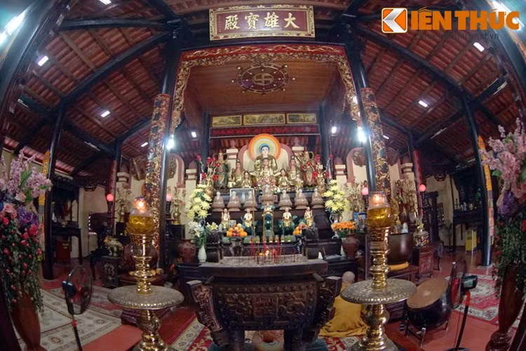 Tọa lạc ở số 1408, đường 3 Tháng 2, quận 11 TP HCM, chùa Phụng Sơn là một ngôi cổ tự lừng danh của đất Sài Gòn xưa. Chùa được thiền sư Liễu Thông (1754-1840) tạo lập vào đầu thế kỷ 19, dưới triều vua Gia Long. Không chỉ là một công trình kiến trúc mang nhiều giá trị về lịch sử, văn hóa, mỹ thuật, chùa Phụng Sơn còn là một di tích khảo cổ của Sài Gòn.