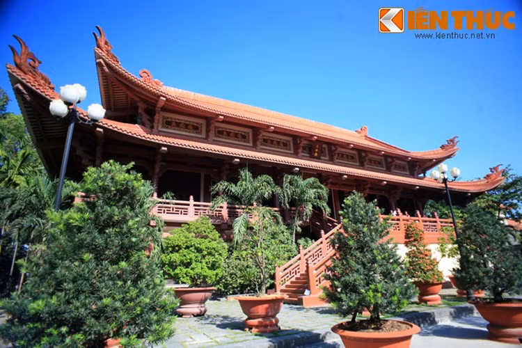 Tọa lạc tại đường Đỗ Năng Tế, phường An Lạc A, quận Bình Tân, chùa Huệ Nghiêm cũng là một ngôi chùa nổi tiếng của Sài Gòn. Không chỉ có quy mô lớn, cảnh quan hài hòa, chùa còn là nơi lưu giữ nhiều kỉ lục Việt Nam như bộ cửa bằng gỗ lim khắc nổi Bát Bộ Kim Cương và Thập Nhị Địa Chi Thần lớn nhất, pho tượng Phật A Di Đà cao 8 mét, nặng 16 tấn được chế tác từ nguyên khối gỗ giáng hương bông lớn nhất...