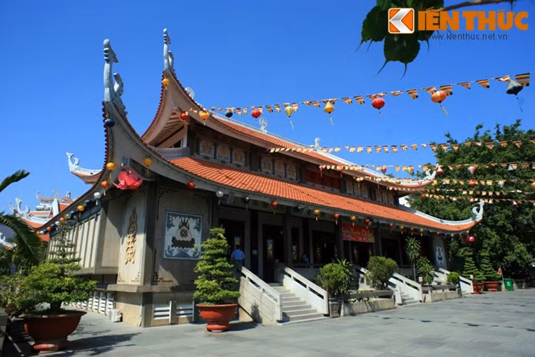 Tọa lạc tại số 339 Nam Kỳ Khởi Nghĩa, chùa Vĩnh Nghiêm là ngôi chùa nổi tiếng bậc nhất của Sài Gòn. Được xây dựng từ năm 1964-1971, chùa là một công trình điển hình của phong cách kiến trúc Phật giáo Việt Nam hiện đại. Chùa luôn thu hút một lượng du khách rất lớn vào các dịp lễ Tết.