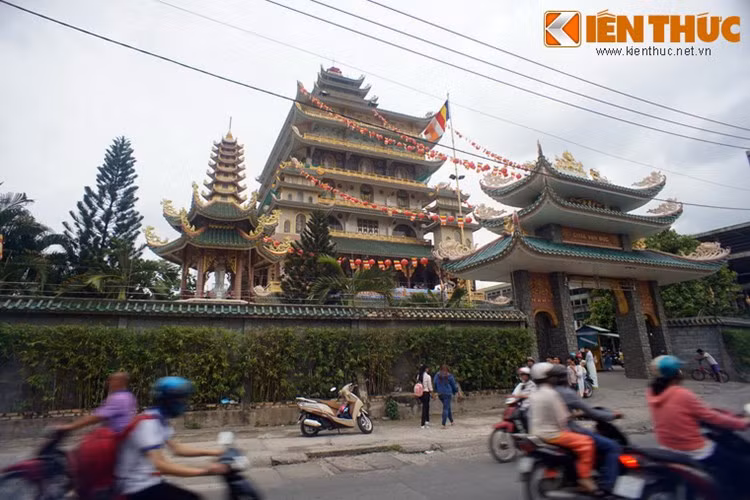 Nằm trên tỉnh lộ 43, thuộc phường Tam Phú, quận Thủ Đức, chùa Vạn Đức là ngôi chùa có kiến trúc cao tầng độc nhất vô nhị của Việt Nam. Chùa có nguồn gốc từ một ngôi nhà xưa do thí chủ Nguyễn Thị Hương hiến cúng. Sau khi tiếp nhận vào năm 1954, Hòa thượng Thích Trí Tịnh (1917 - 2014) đã xây dựng lại thành chùa và đặt hiệu là “Vạn Đức tự”. Từ năm 2003 - 2005 chùa được đại trùng tu toàn bộ, trở nên khang trang như ngày nay.