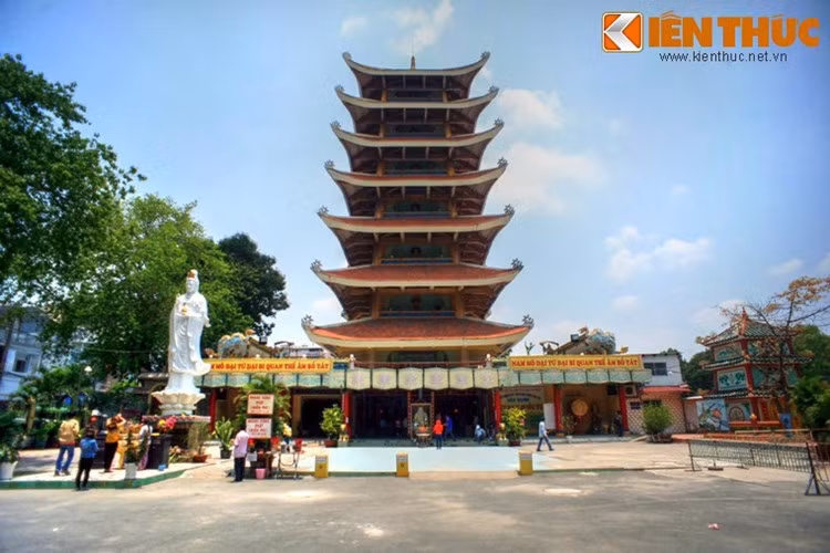 Nằm trên đường Ba tháng Hai, Quận 10, TP HCM, Việt Nam Quốc Tự được khởi công từ năm 1964theo đồ án của kiến trúc sư Ngô Viết Thụ - người đã thiết kế dinh Độc Lập. Vì nhiều lí do khác nhau mà cho tới đầu những năm 2000 việc xây dựng chùa mới hoàn tất. Ngày nay, Việt Nam Quốc Tự là một điểm đến thu hút đông đảo giới Phật tử cũng như du khách xa gần của TP HCM.