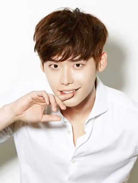  Mỹ nam trẻ Kha Chấn Vũ (sinh năm 1997) đến từ Bắc Kinh, Trung Quốc đang khiến hội chị em phát cuồng nhờ gương mặt nam tính, điển trai được ví là bản sao của tài tử Hàn Lee Jong-Suk.