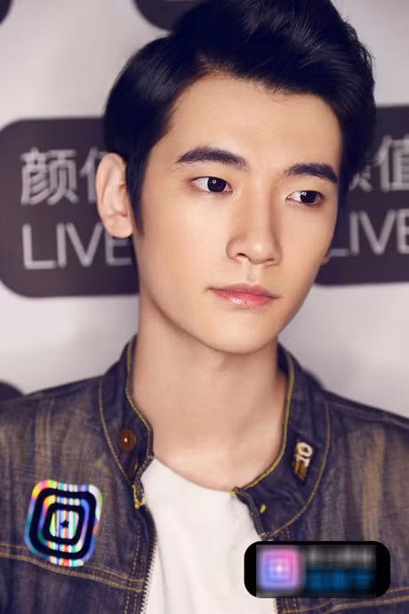 Được biết Kha Chấn Vũ có sinh nhật đúng vào ngày Valentine 14 tháng 2, chính vì vậy anh chàng còn được cư dân mạng đặt cho biệt danh “Hoàng tử Cupid”.