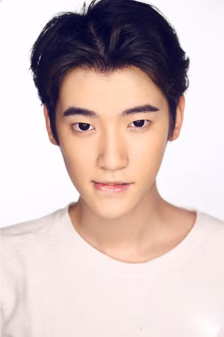 Mới đây, anh chàng đã được chọn làm nhân vật chính xuất hiện trong bộ ảnh “Gương mặt ngôi sao” của trang tin Sina, đây cũng là nơi từng cho ra lò khá nhiều hot boy, hot girl đình đám trên cộng đồng mạng nước này.