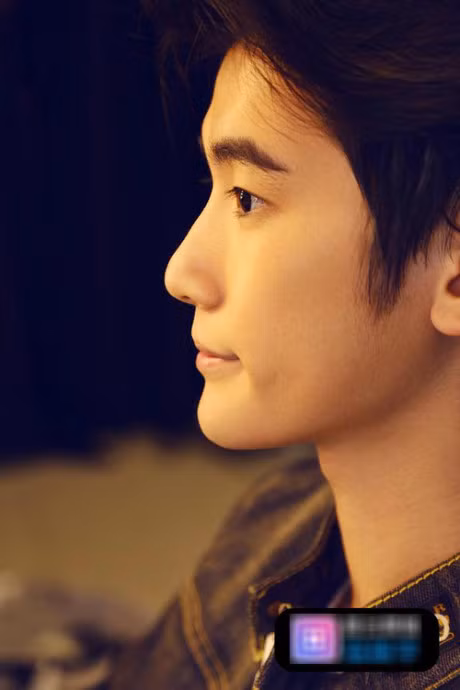 Ngoại hình của Chấn Vũ được đánh giá là có nét “lai Hàn” đúng chuẩn của các soái ca trên màn ảnh xứ kim chi hiện giờ. Đặc biệt, với đôi mắt sâu, mũi cao cùng mái tóc cuộn bồng bềnh, anh chàng được truyền thông ví là “Lee Jong-Suk phiên bản Trung”.