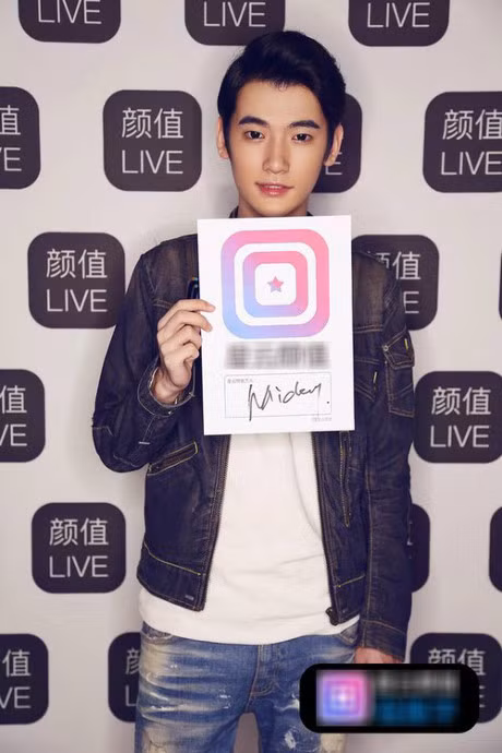 Trang Weibo cá nhân với những bức ảnh đẹp long lanh của Kha Chấn Vũ hiện đã sở hữu hơn 20,000 lượt theo dõi cũng hàng trăm lượt bình luận mới mỗi ngày.