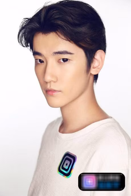 Sở hữu chiều cao nổi bật 1m80 cùng nụ cười tỏa nắng, Kha Chấn Vũ không khó để gây ấn tượng sâu sắc với người đối diện.