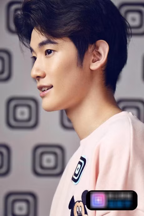 Là gương mặt mới nổi trong cộng đồng giới trẻ Trung Quốc, thế nhưng hot boy 9x đã nhận được cơn mưa lời khen từ góc mặt nghiêng hoàn hảo cho tới phong cách thư sinh đầy cuốn hút.