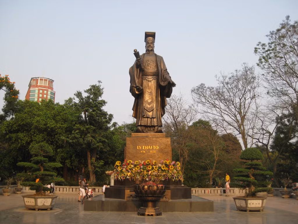 Năm Kỷ Dậu 1009, Lý Công Uẩn lên ngôi vua, khai sinh triều Lý và chế độ phong kiến trung ương tập quyền trong lịch sử Việt Nam.