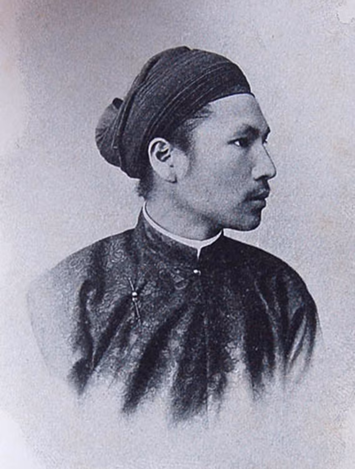 Năm Ất Dậu 1885, quan đại thần Tôn Thất Thuyết chỉ huy tấn công giặc Pháp ở kinh thành Huế, rồi đưa vua Hàm Nghi ra Quảng Trị, phát động phong trào Cần Vương chống Pháp, được nhân dân cả nước hưởng ứng mạnh mẽ.