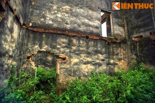 Khu dinh thự được xây dựng từ năm 1916 - 1918, với khu nhà chính được xây 2 tầng trên một nền đất cao được gia cố bằng đá hộc, là sự kết hợp giữa kiến trúc nhà sàn của người Thái với kiến trúc của người Pháp.